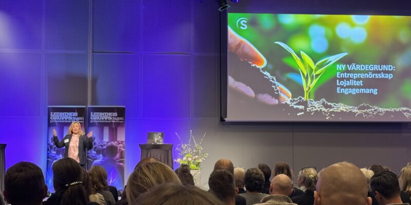 Sanna Arnfjorden Wadström håller föredrag om Sinfs totala makeover på Ledningsgruppsdagen.